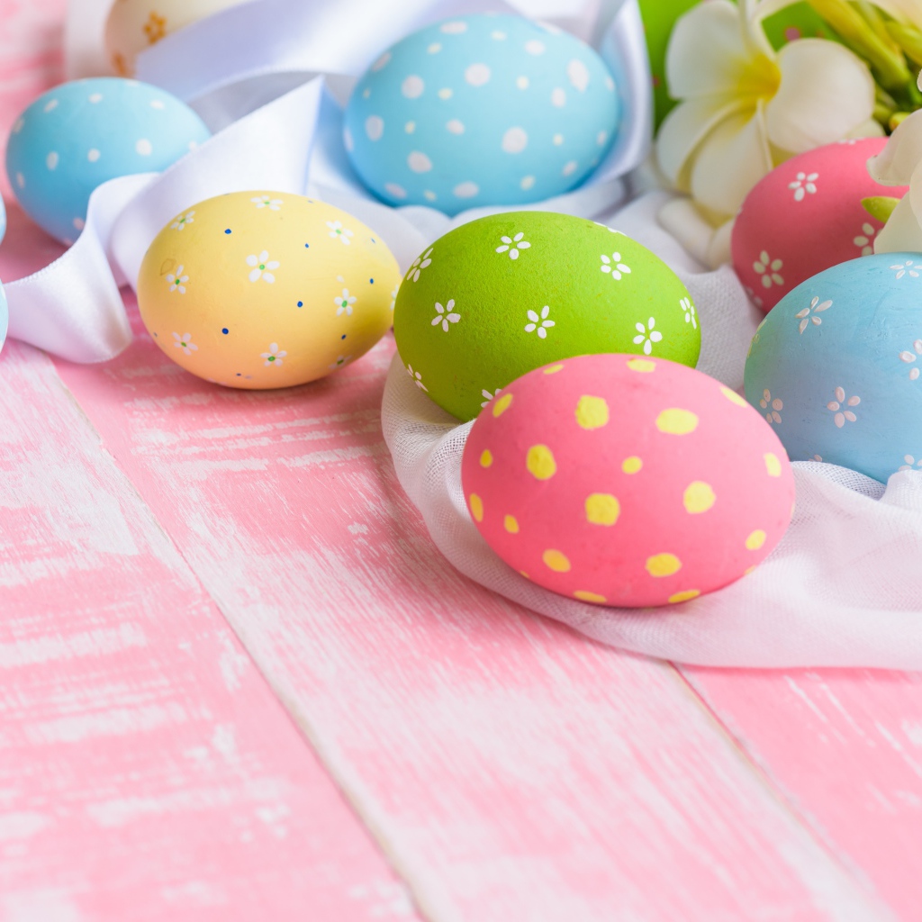 Красивые разноцветные яйца на столе на праздник Пасха