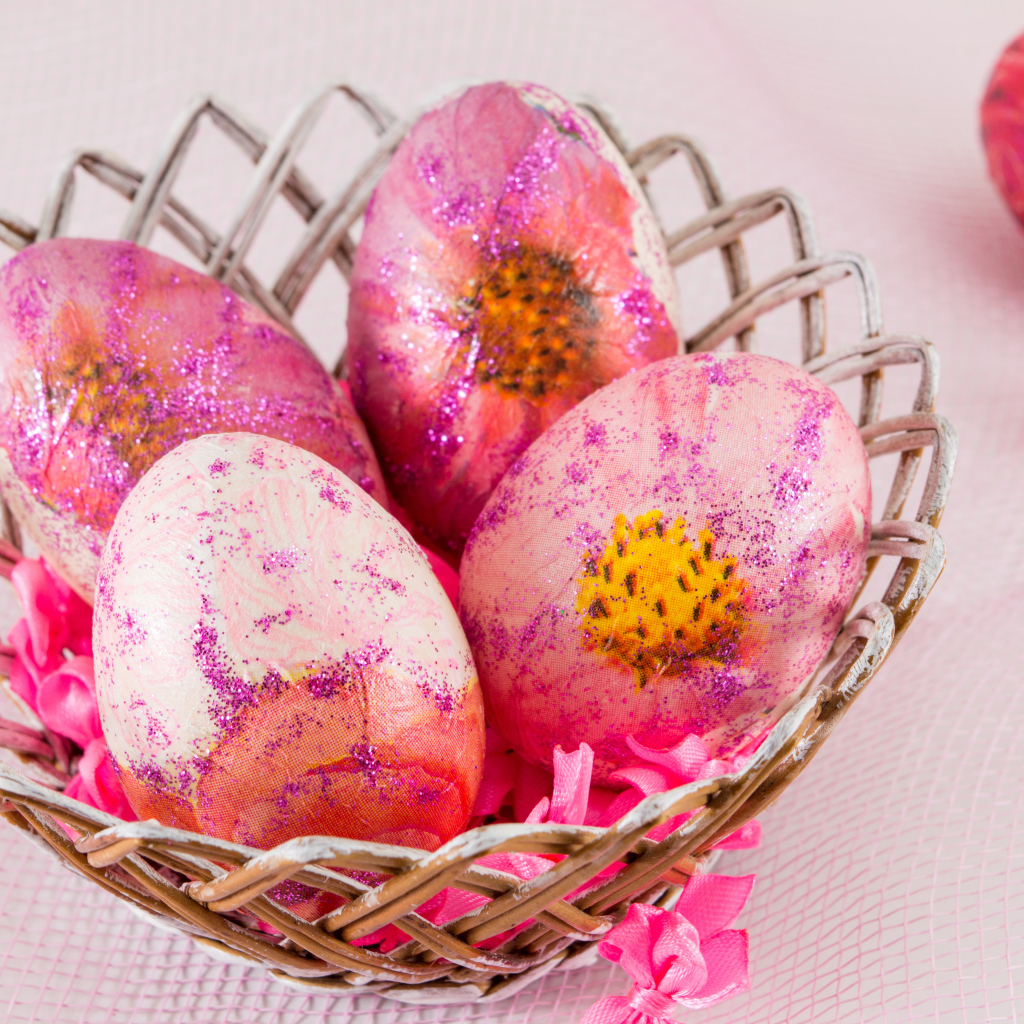 Красивые розовые яйца в корзинке на праздник Пасха