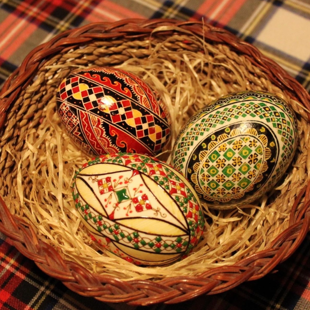 Красивые крашенки в гнезде на столе на Пасху