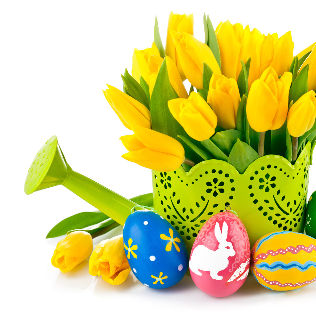 Букет желтых тюльпанов на белом фоне с пасхальными яйцами