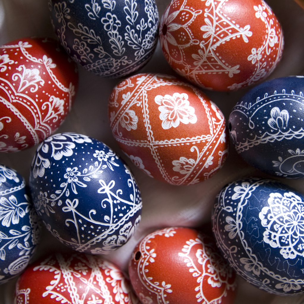 Крашеные яйца с красивым рисунком в корзине на Пасху