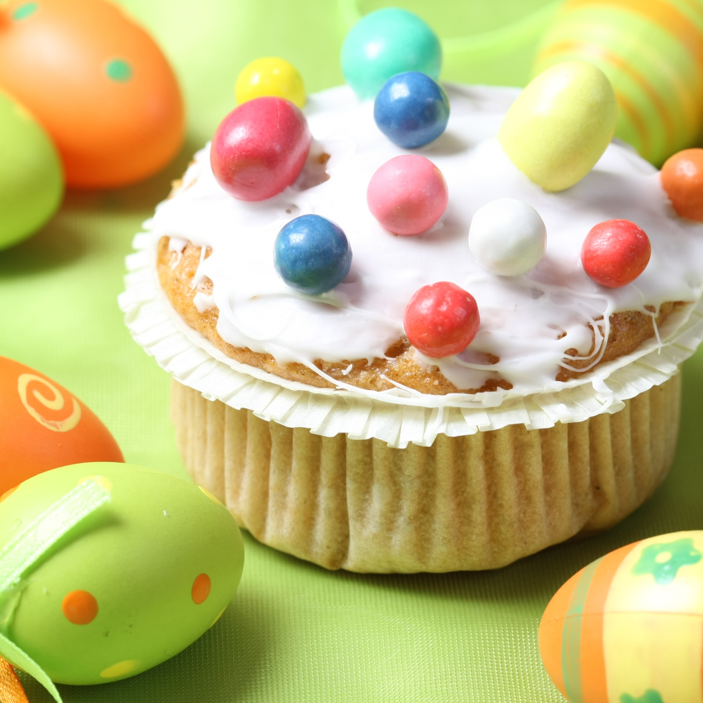 Вкусный кулич на столе с яйцами на Светлый праздник Пасха