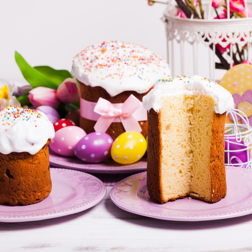 Вкусный ароматный кулич на столе с цветами на праздник Пасха 