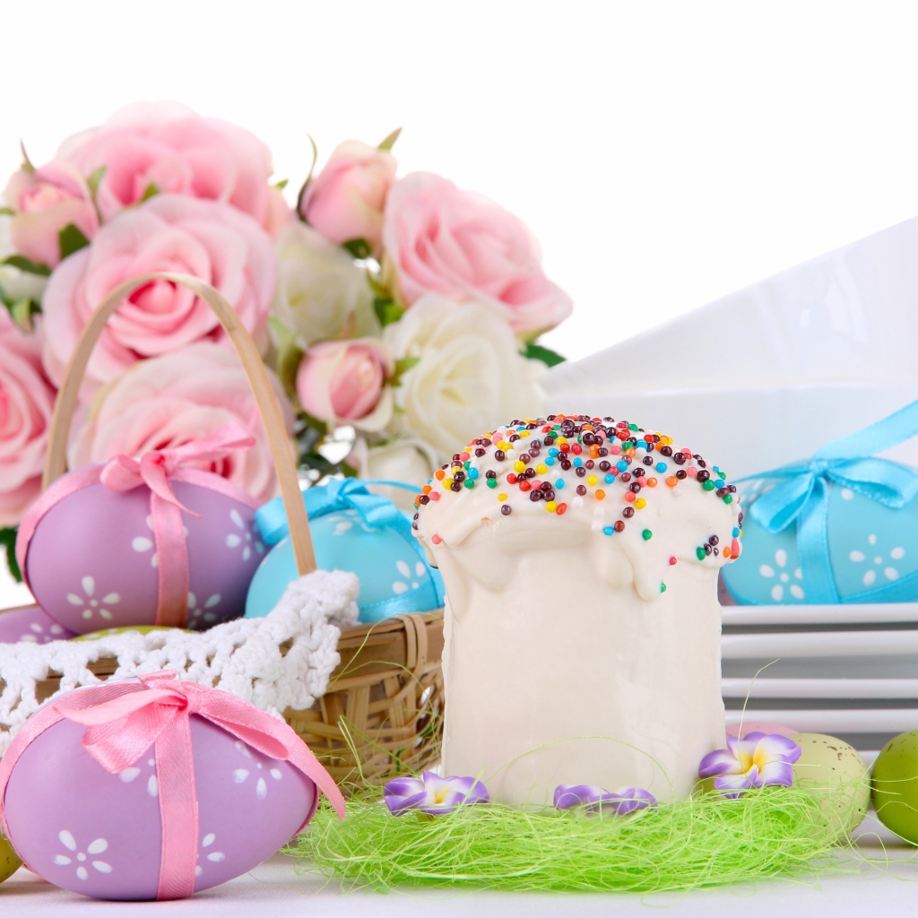 Пасхальный кулич, крашеные яйца и цветы на праздник