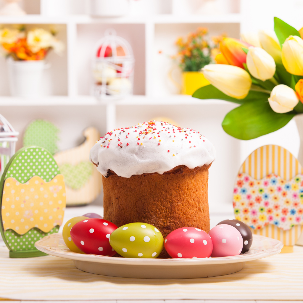 Кулич с яйцами на столе с букетом цветов на праздник Светлой Пасхи