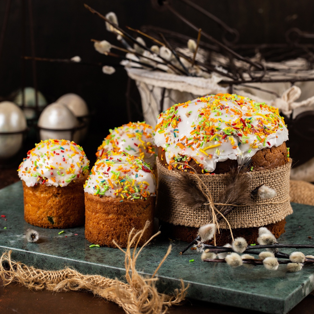 Пасхальные куличи на столе с ветками вербы на праздник 