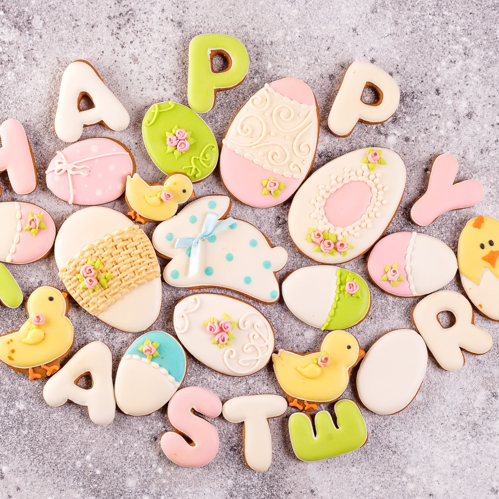 Печенье Счастливой Пасхи на сером столе