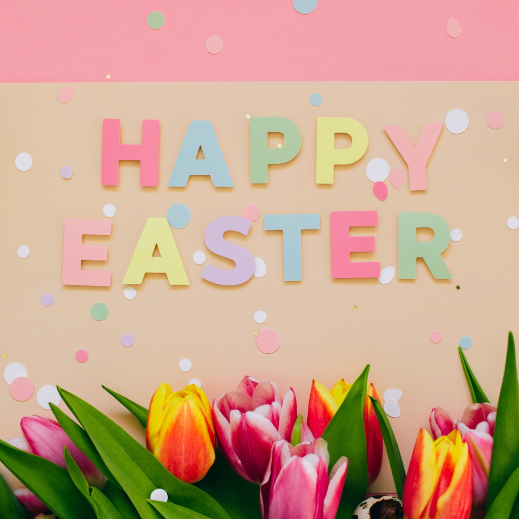 Надпись Счастливой Пасхи на столе с тюльпанами