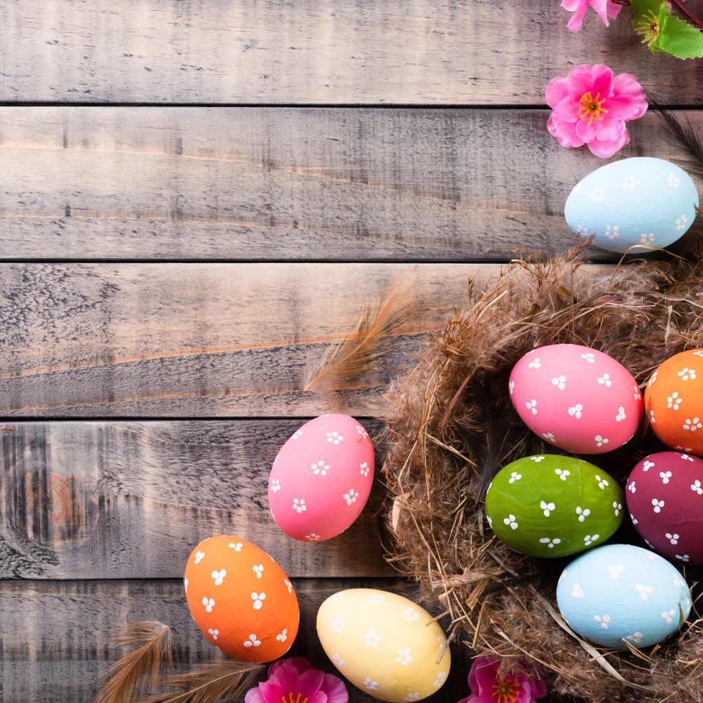 Разноцветные яйца в гнезде на столе на Великий православный праздник Пасха