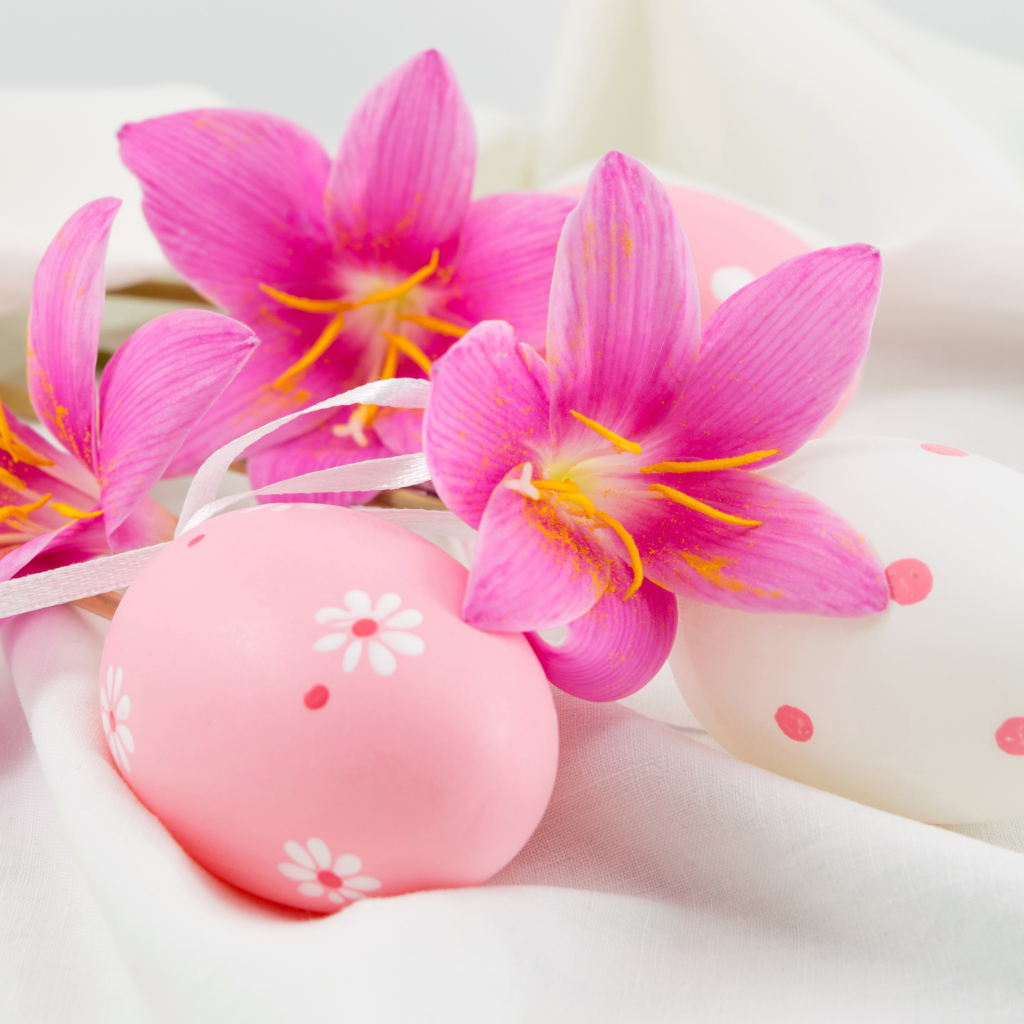 Розовые яйца с цветами на белой ткани на Пасху