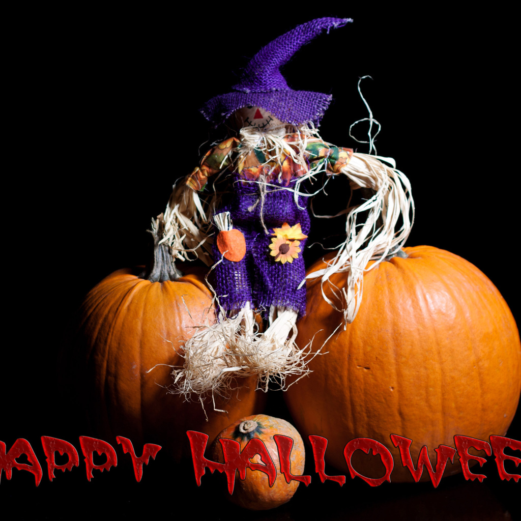 Игрушка и тыква на праздник Хэллоуин