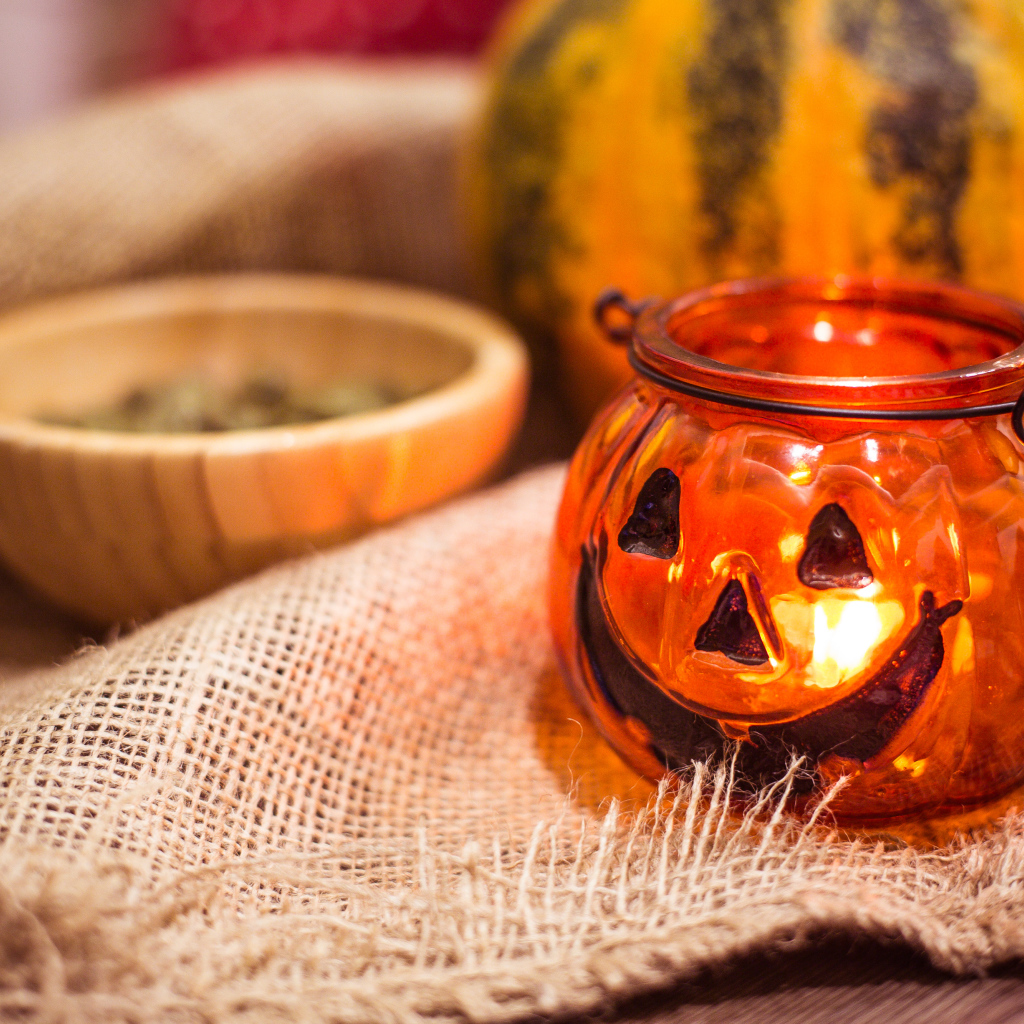 Светильник тыква на столе на праздник Хэллоуин