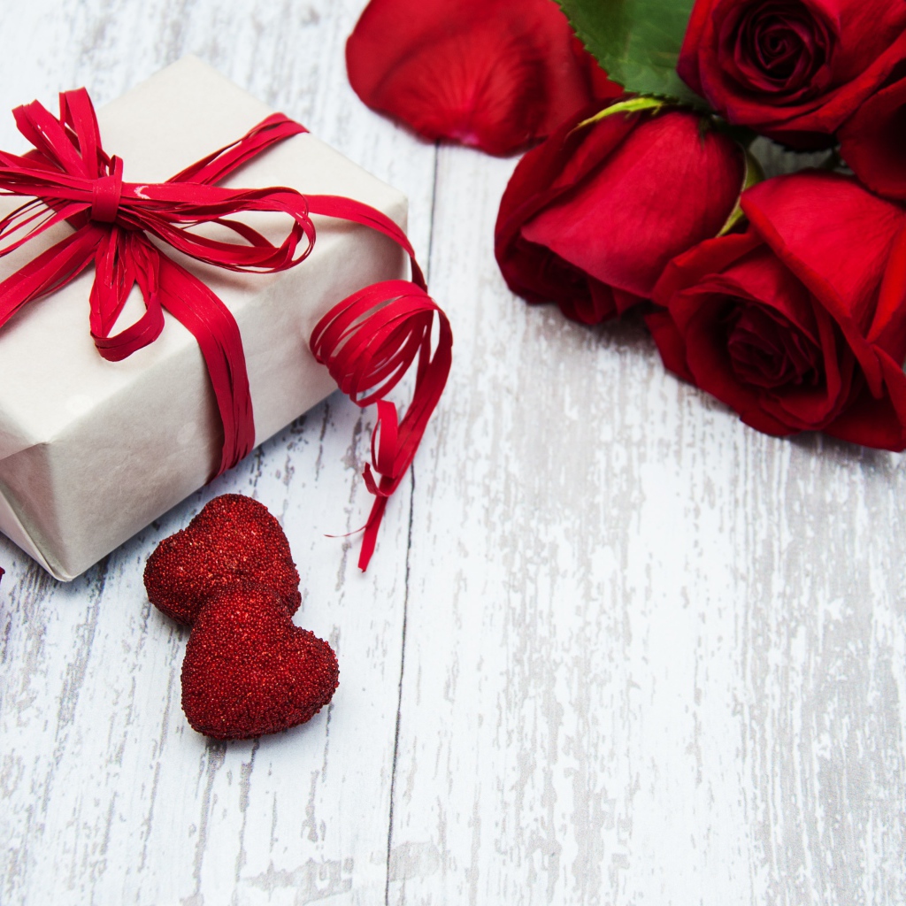 Красивый букет роз и подарок для любимой на 8 марта