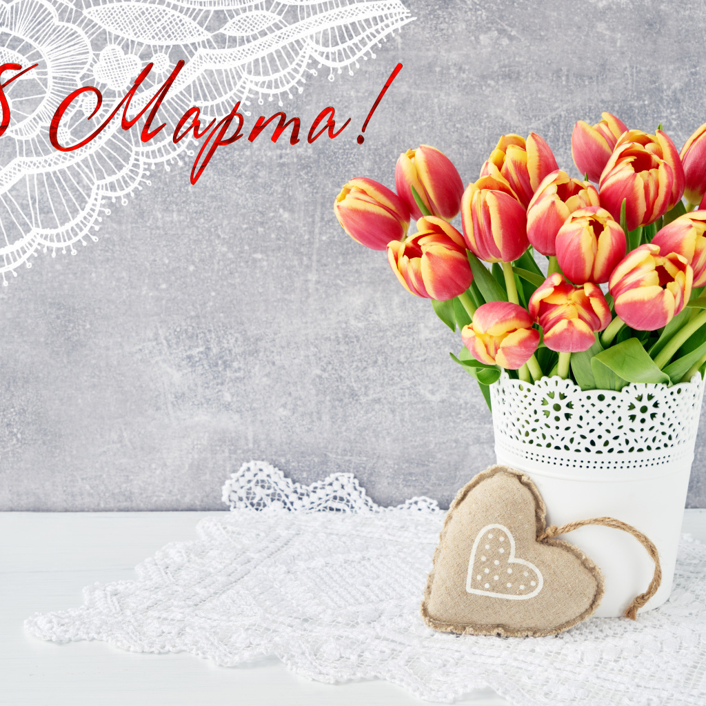 Букет тюльпанов на сером фоне на 8 марта