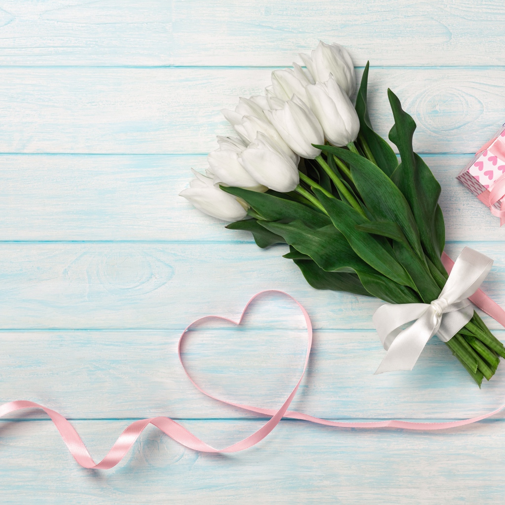 Букет белых тюльпанов, розовая лента и подарок на 8  марта