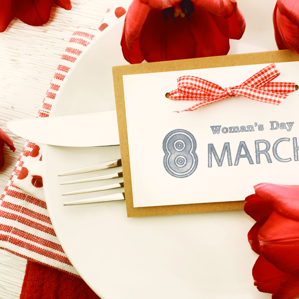 Открытка с красными тюльпанами на тарелке на 8 марта