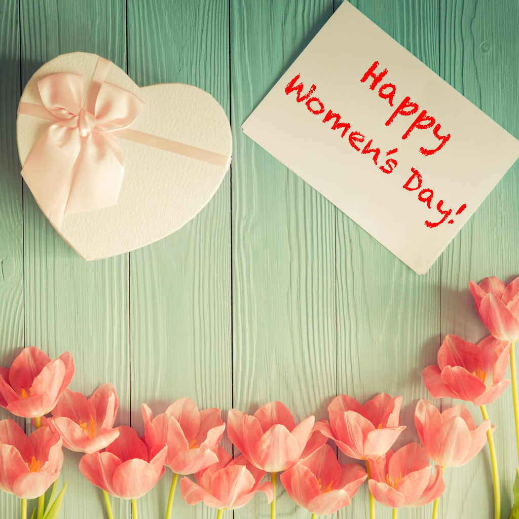 Розовые тюльпаны и подарок для любимой на 8 марта