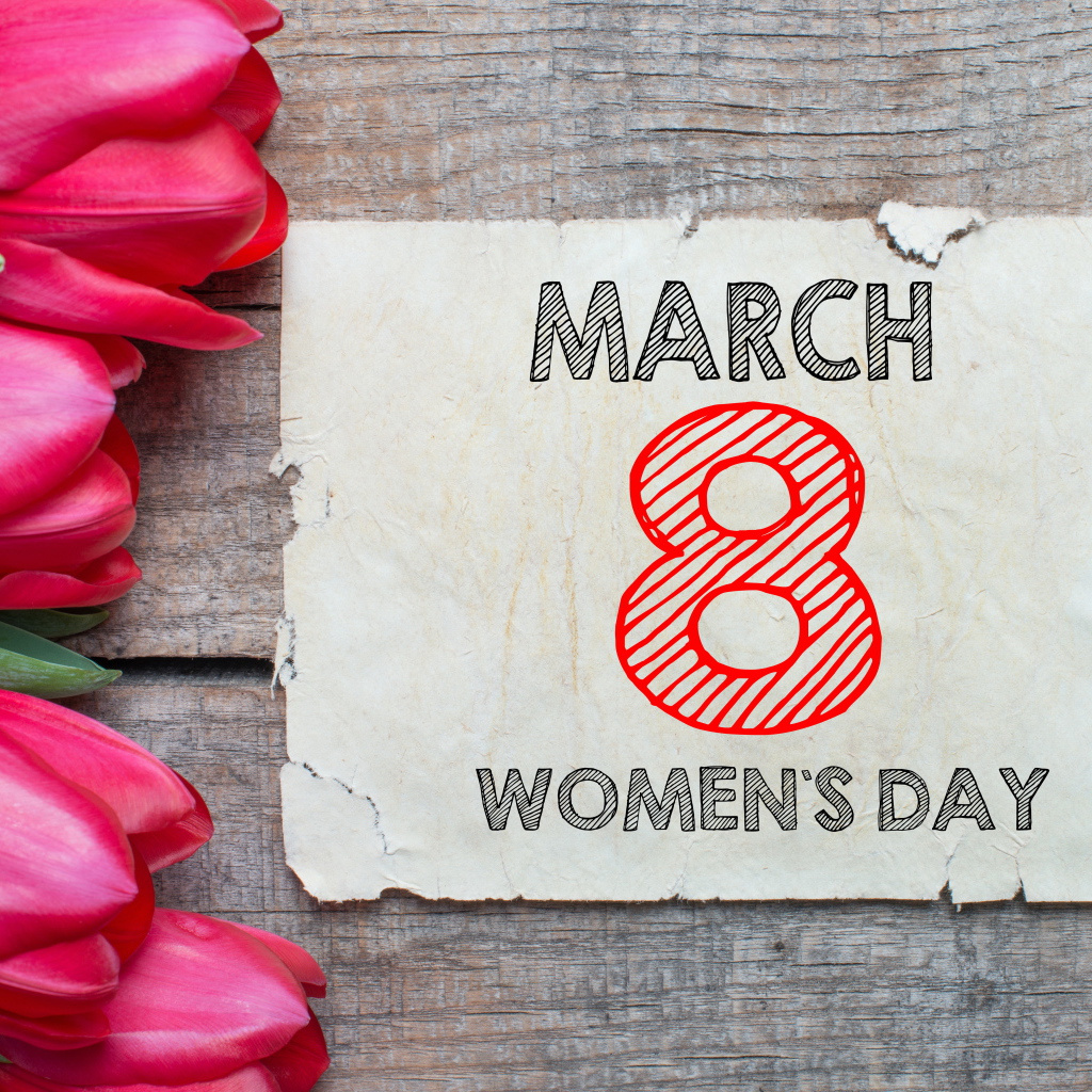 Розовые тюльпаны с открыткой на 8 марта