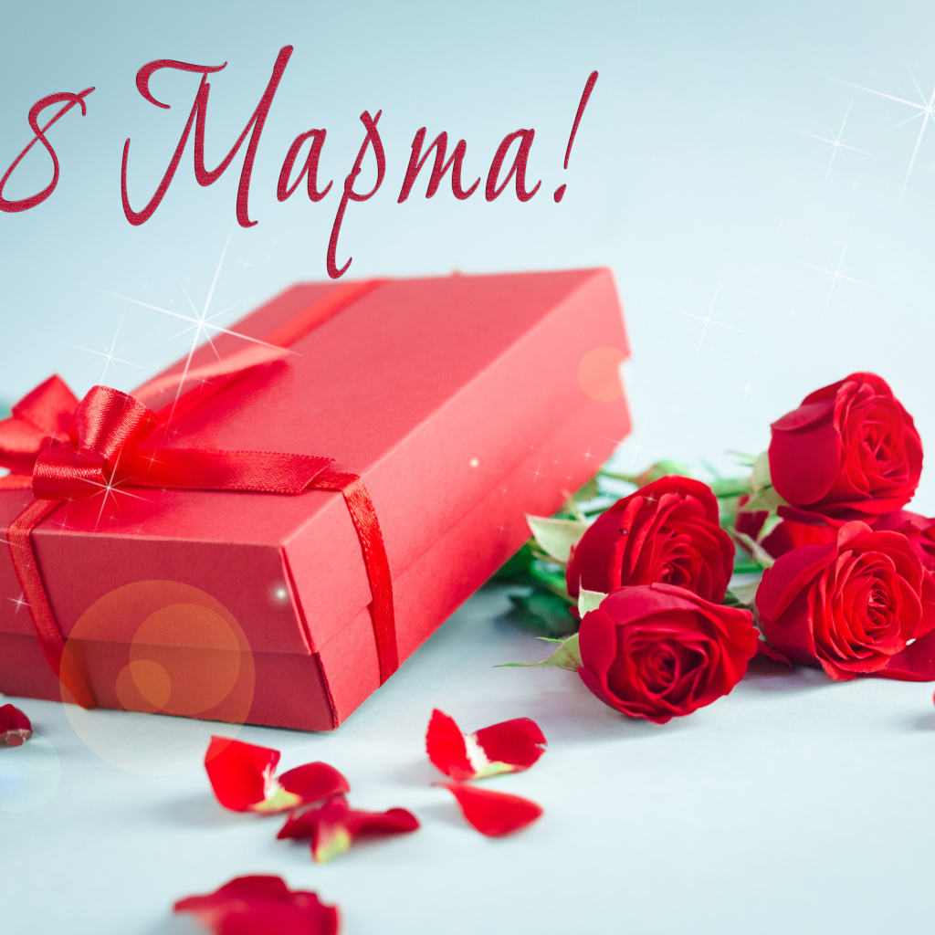 Красные розы с подарком на голубом фоне на 8 марта