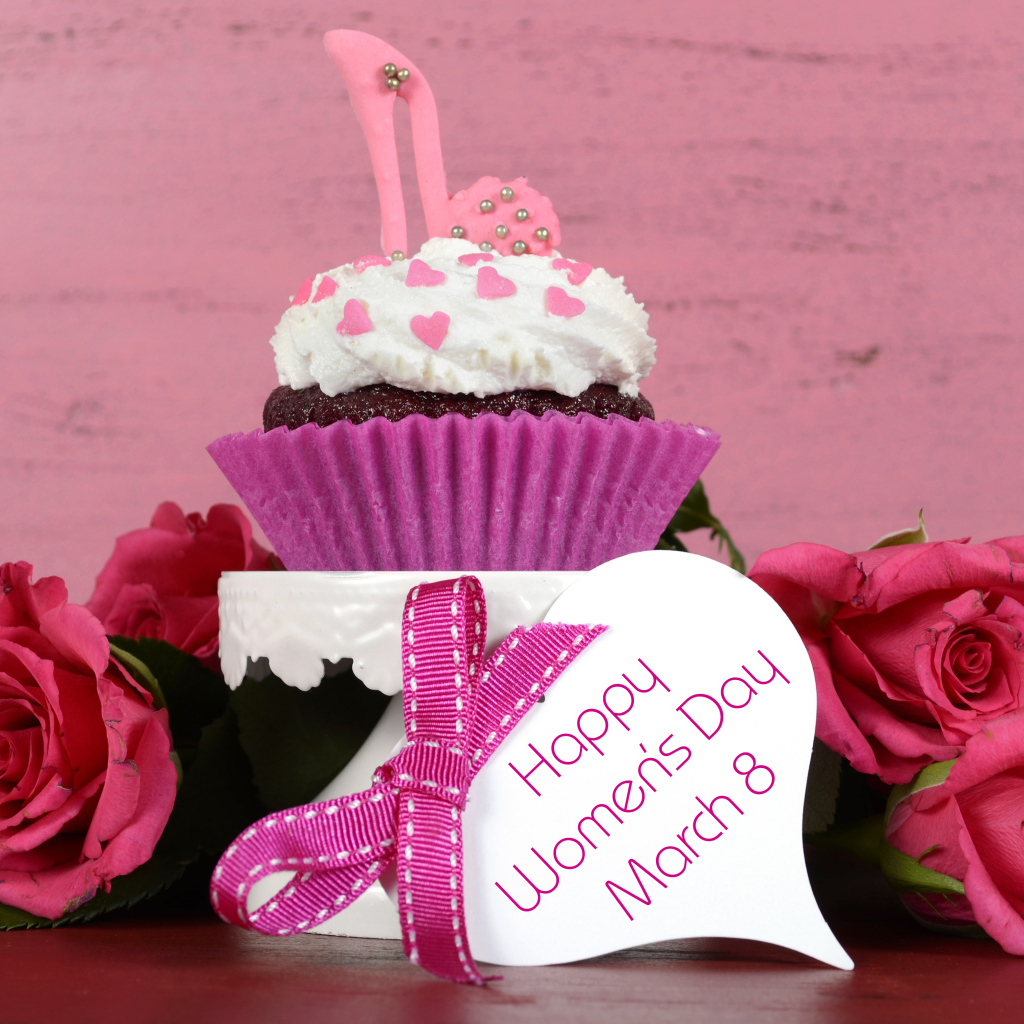 Сладкий кекс и цветы на Международный женский день 8 марта