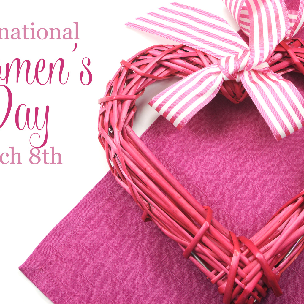 Плетеное розовое сердце на Международный женский день 8 марта