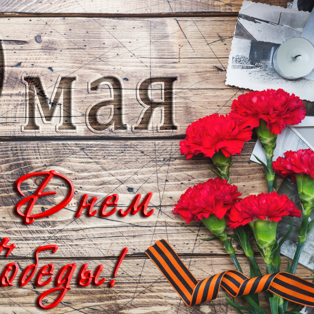 Букет гвоздик, свечи и старые фото на День Победы 9 мая