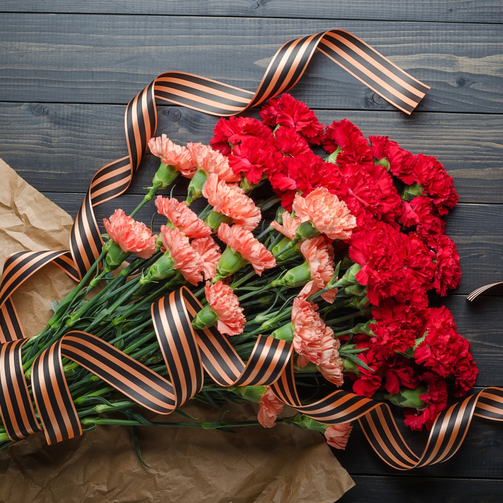 Букет гвоздик с георгиевской лентой на День Победы 9 мая 