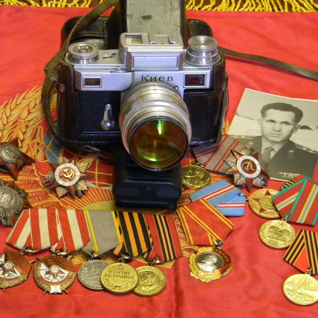 Фотоаппарат, награды и старое фото на День победы 9 мая 