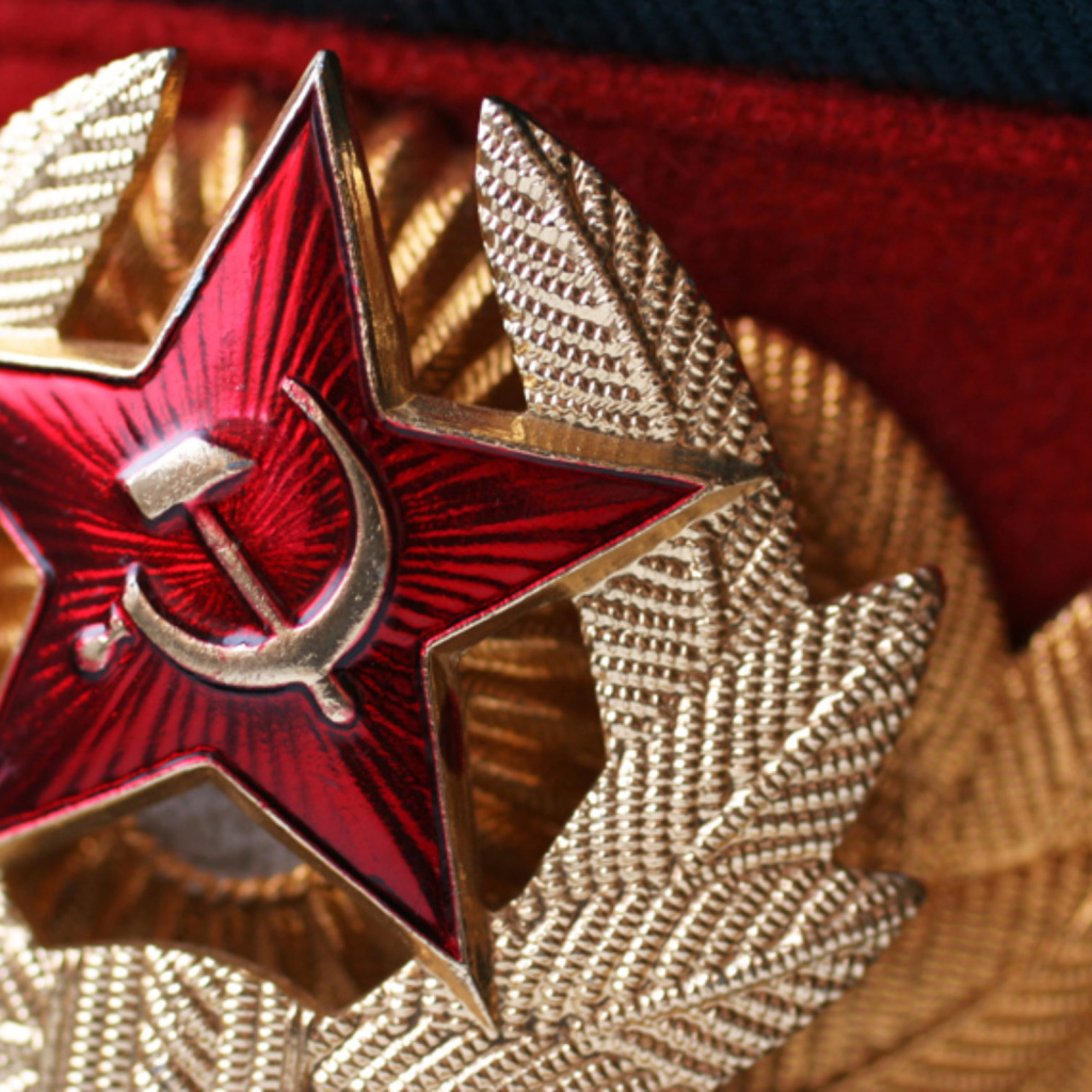 Красная звезда с серпом и молотом на фуражке 