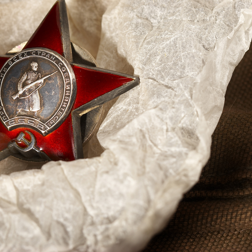 Значок со звездой лежит на бумаге 