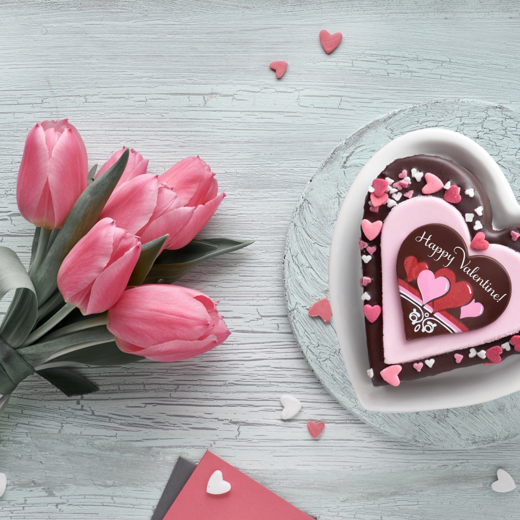 Пирожное и букет розовых тюльпанов для любимой на 14 февраля