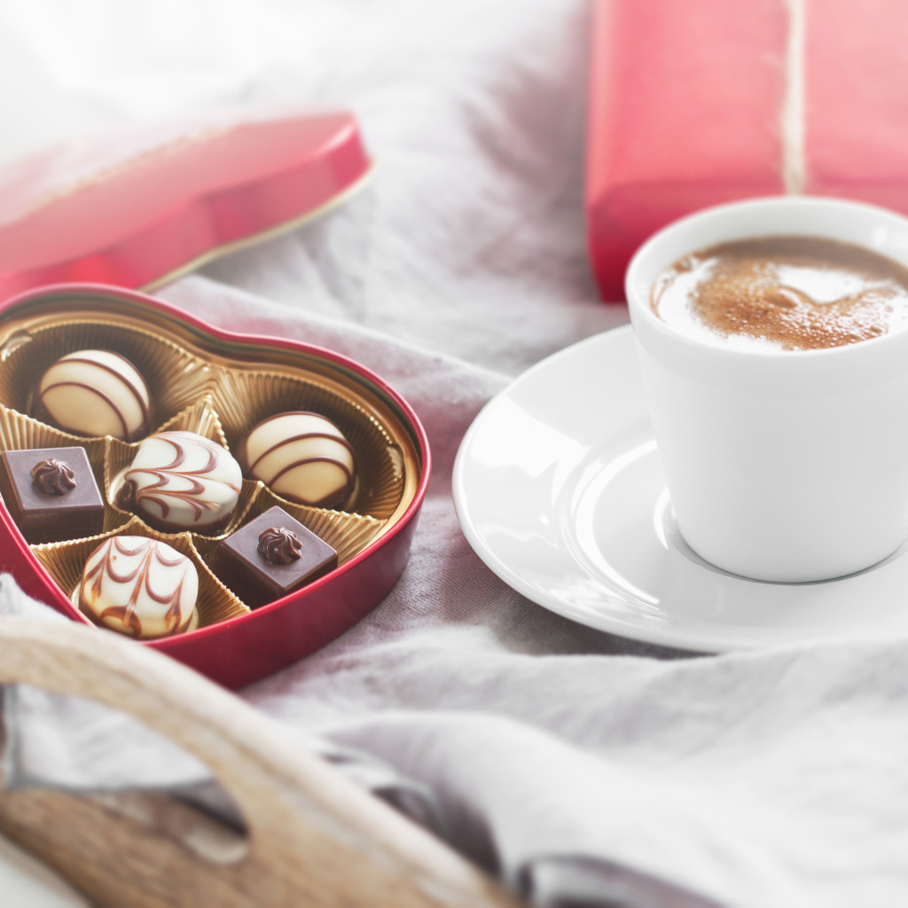 Чашка кофе и коробка конфет для любимой на 14 февраля 