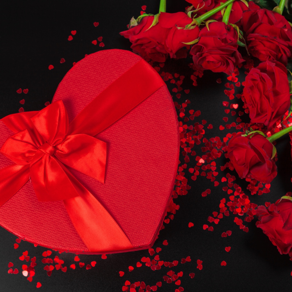 Большой подарок в форме сердца с букетом роз для любимой 