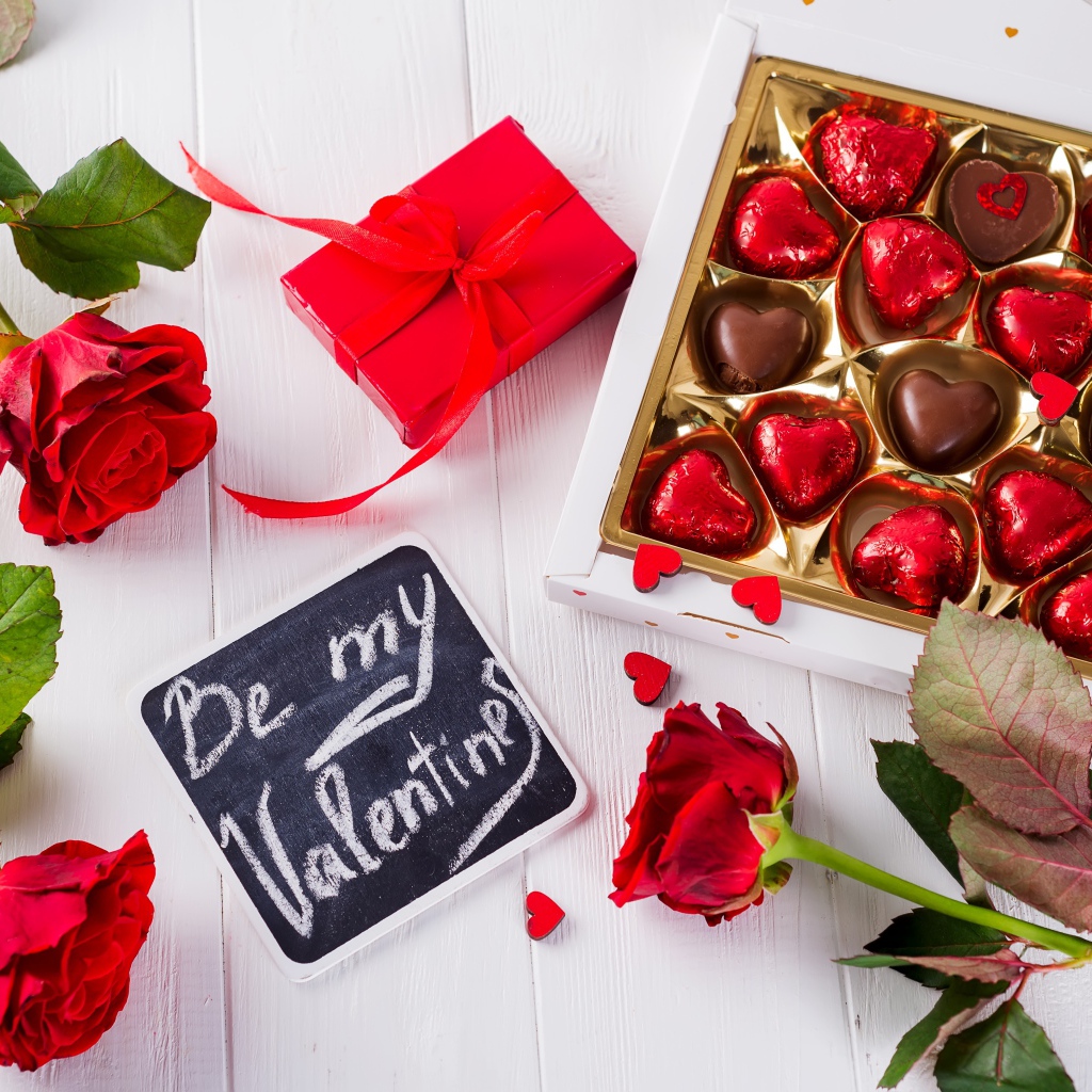 Коробка конфет с цветами розы и подарком на День Святого Валентина