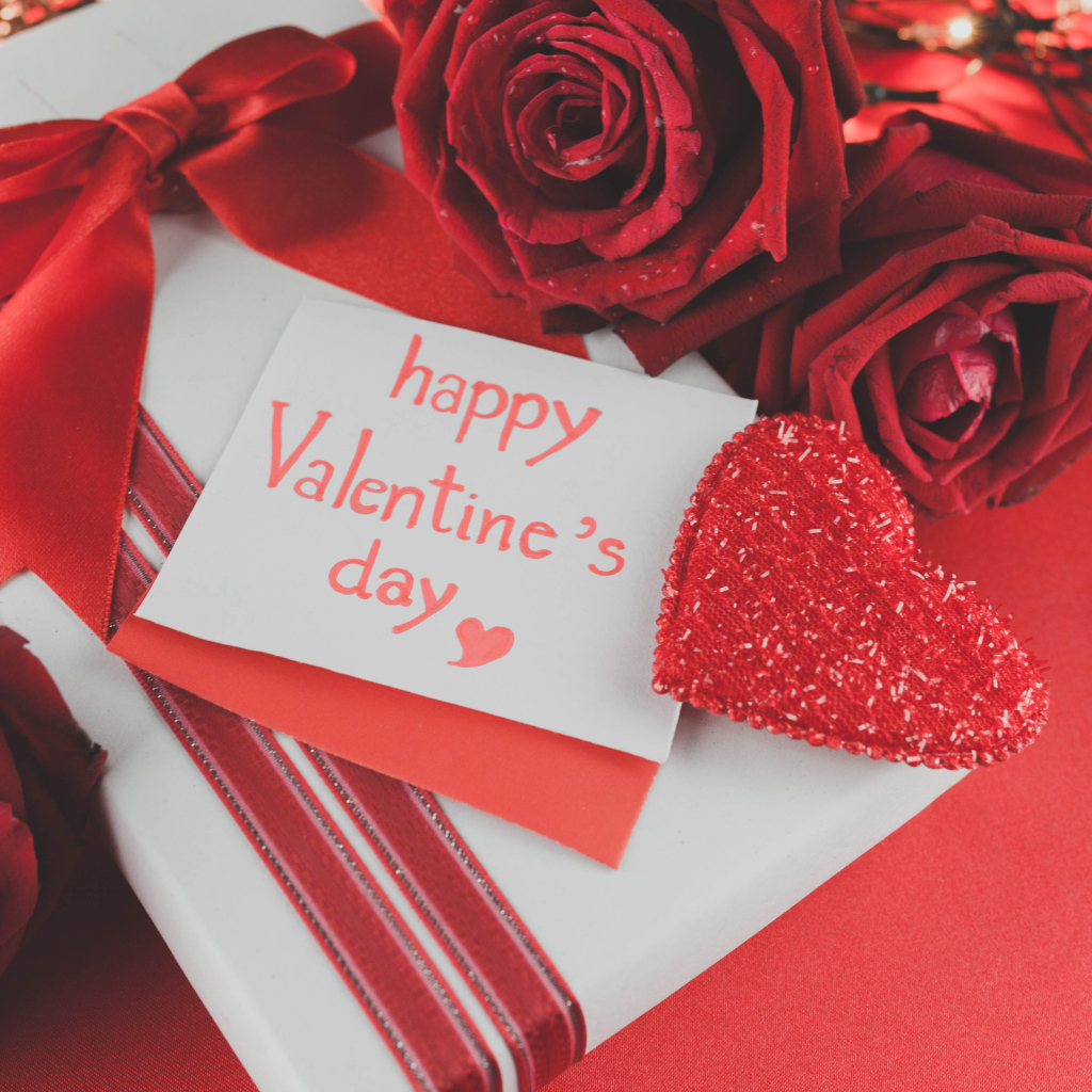 Подарок и открытка с цветами на День Влюбленных 14 февраля
