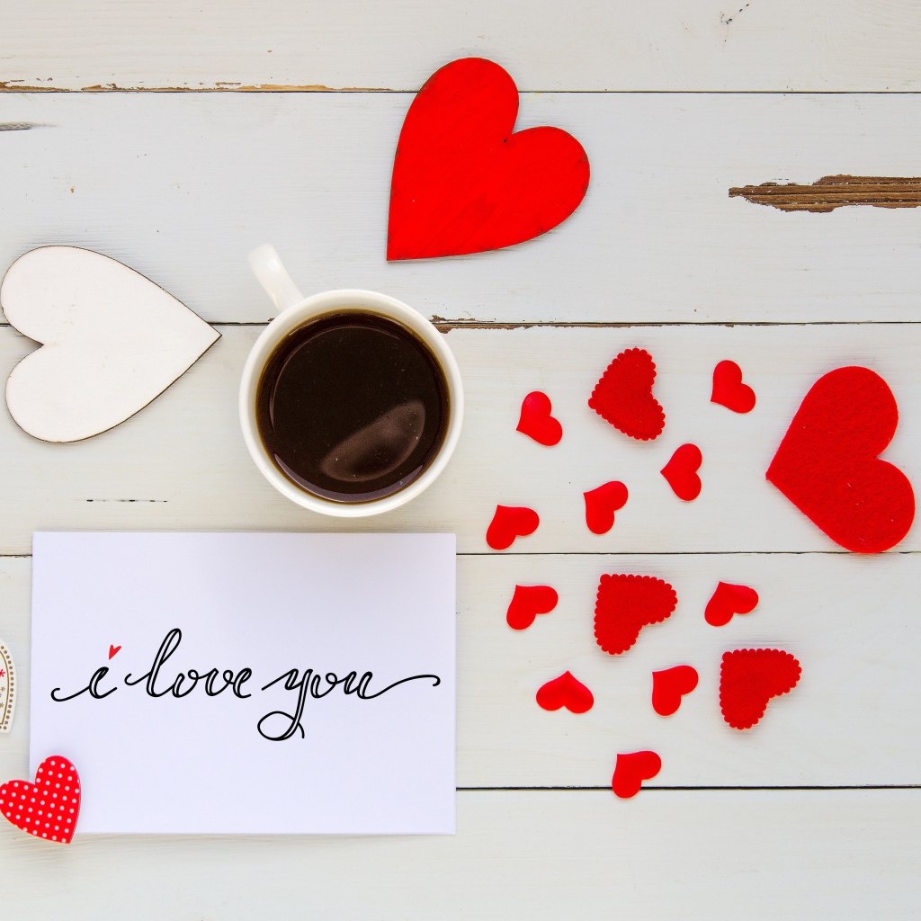 Сердечки и чашка кофе на столе для любимой на 14 февраля