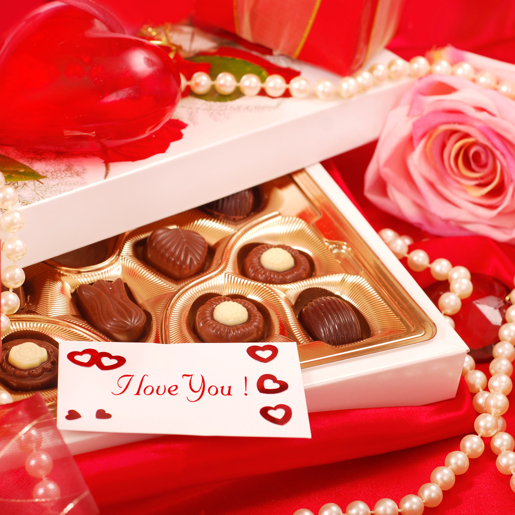 Жемчужные бусы, конфеты и роза для любимой на 14 февраля