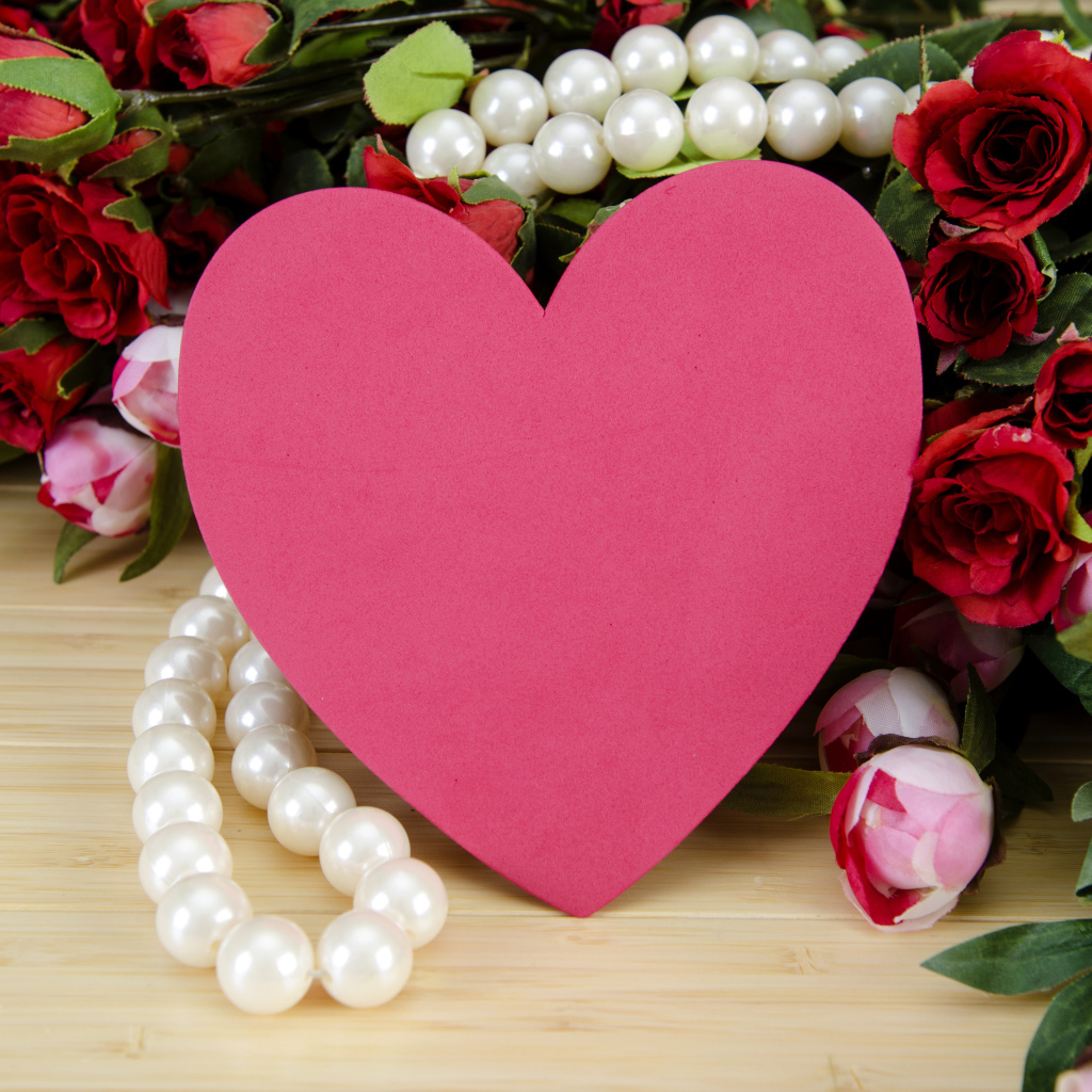 Розовое сердце, букет роз и бусы из жемчуга для любимой на день влюбленных