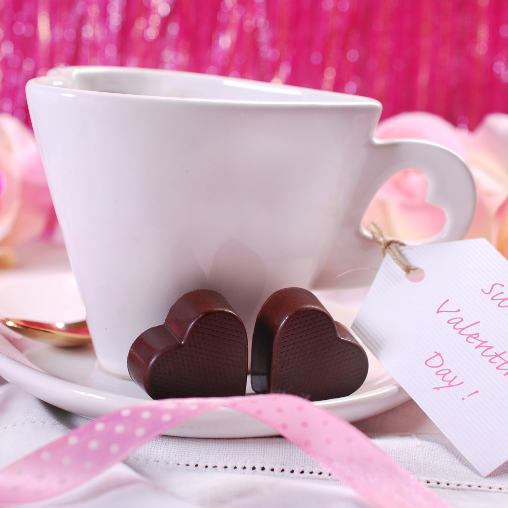 Белая чашка кофе с конфетами на День Святого Валентина 14 февраля