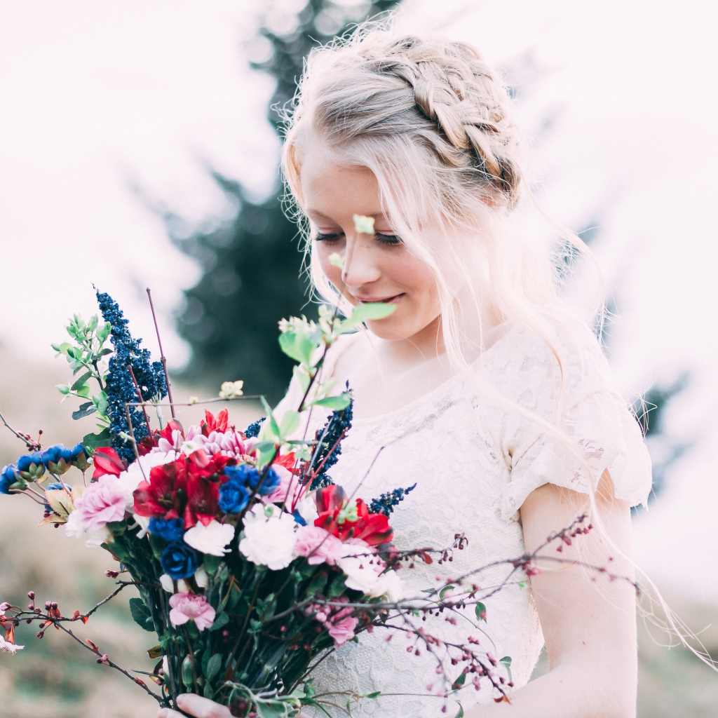 Красивая девушка невеста со свадебным  букетом в руках