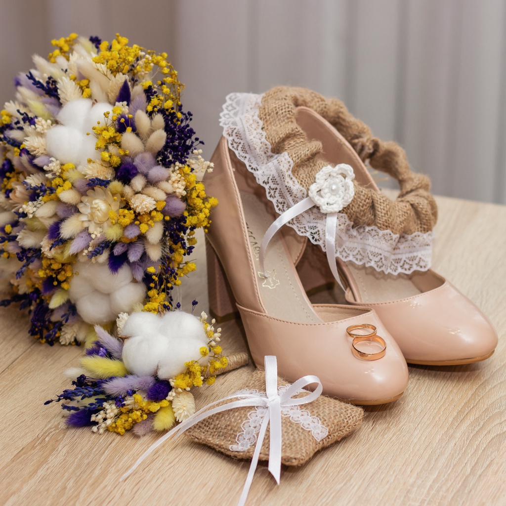 Букет цветов, туфли и обручальные кольца 