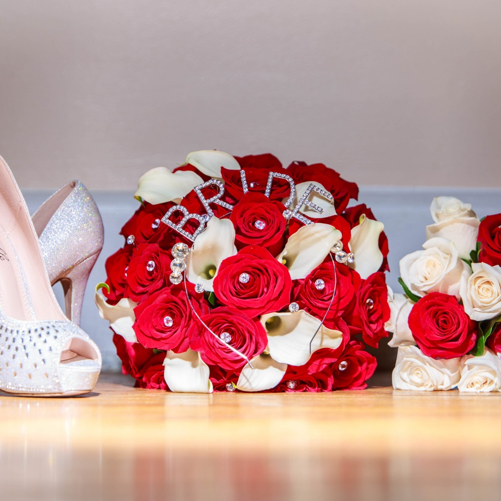 Два свадебных букета с белыми туфлями невесты 