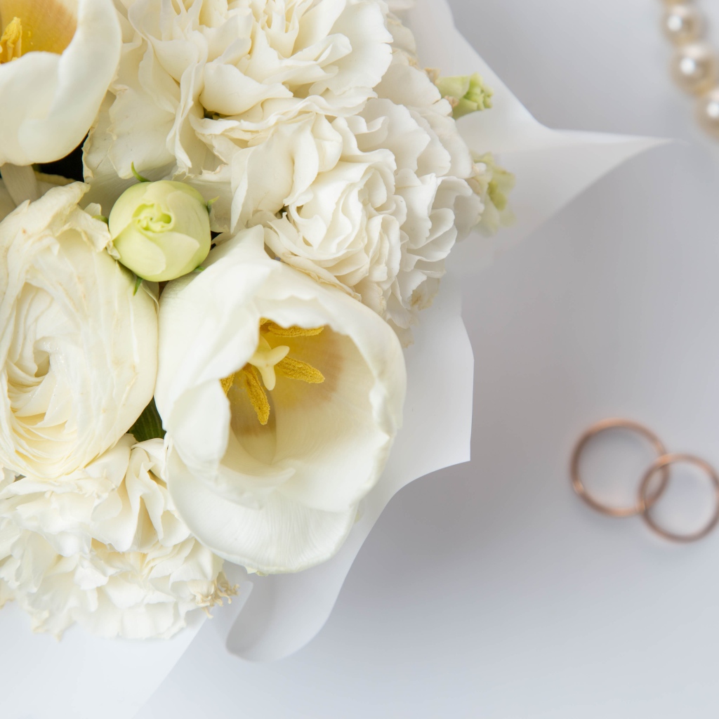 Белый свадебный букет с обручальными кольцами