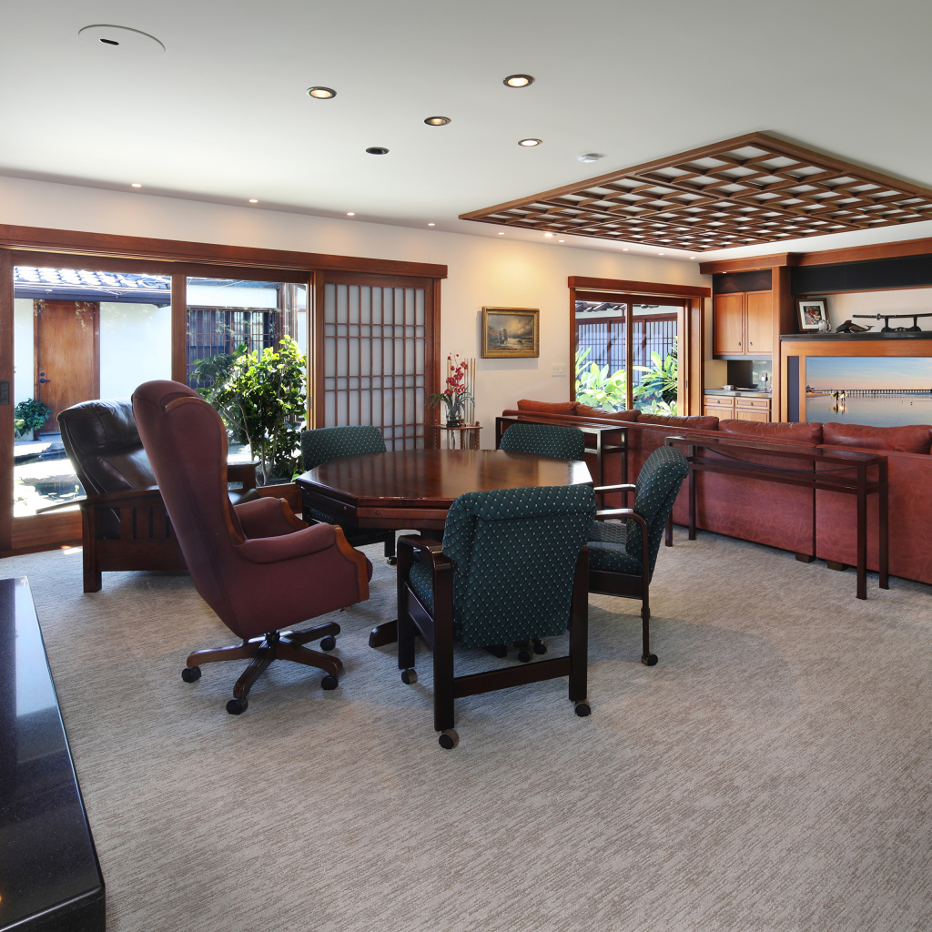 Большой просторный кабинет с дорогой кожаной мебелью