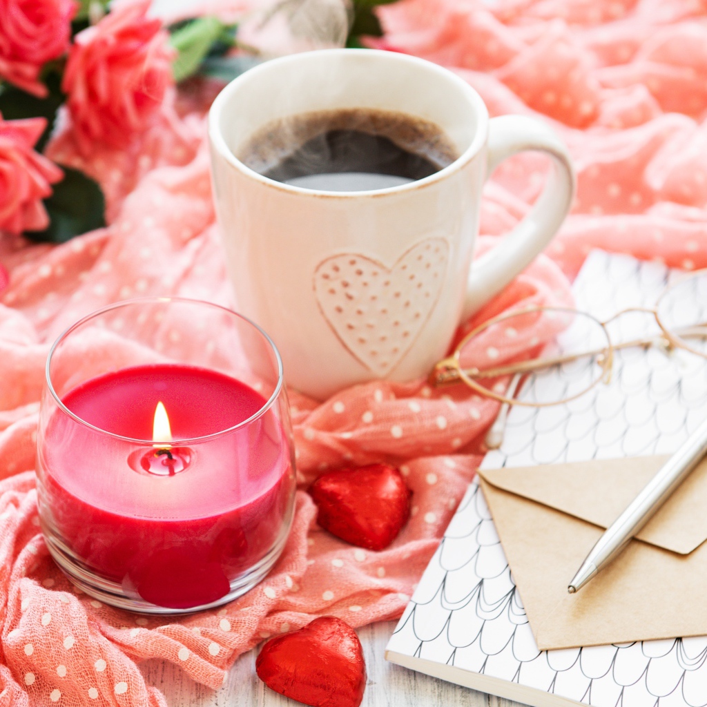 Чашка кофе, свеча, конфеты, букет роз и письмо для любимой