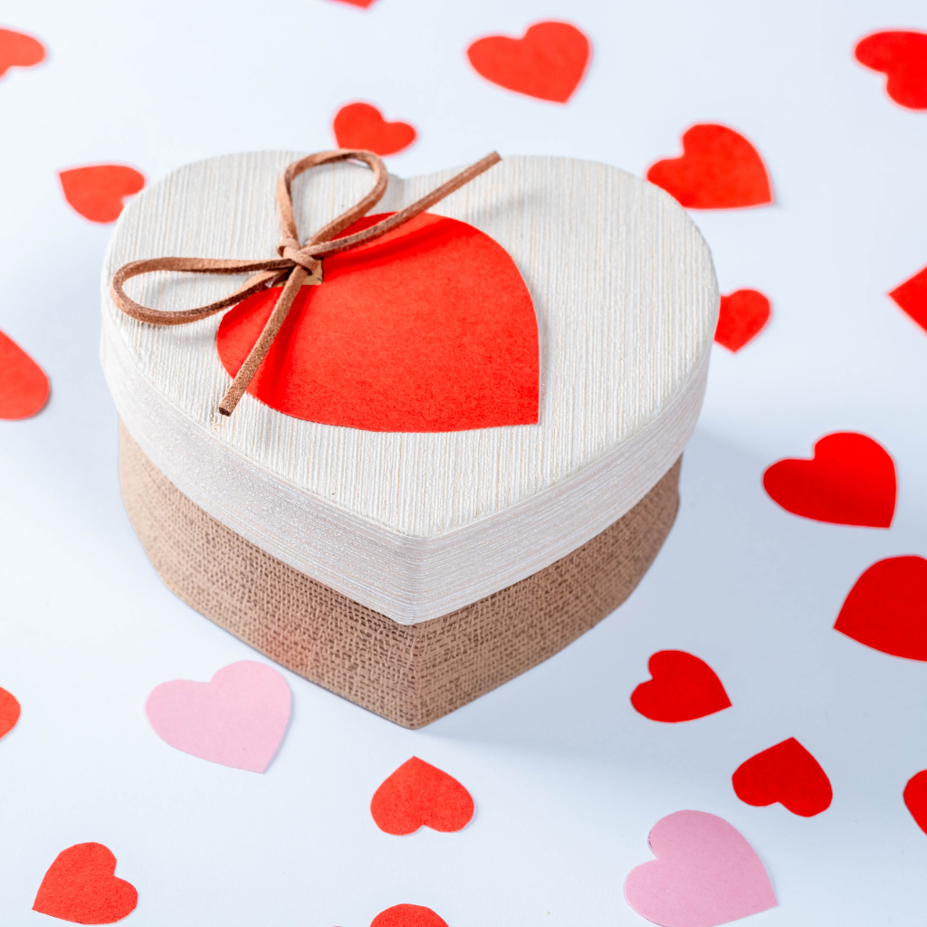 Большая коробка с подарком для любимой 