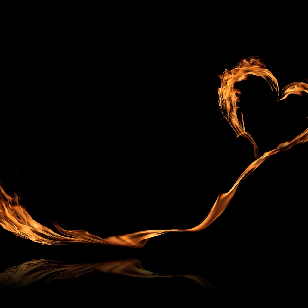 Яркое огненное сердце с длинным хвостом на черном фоне