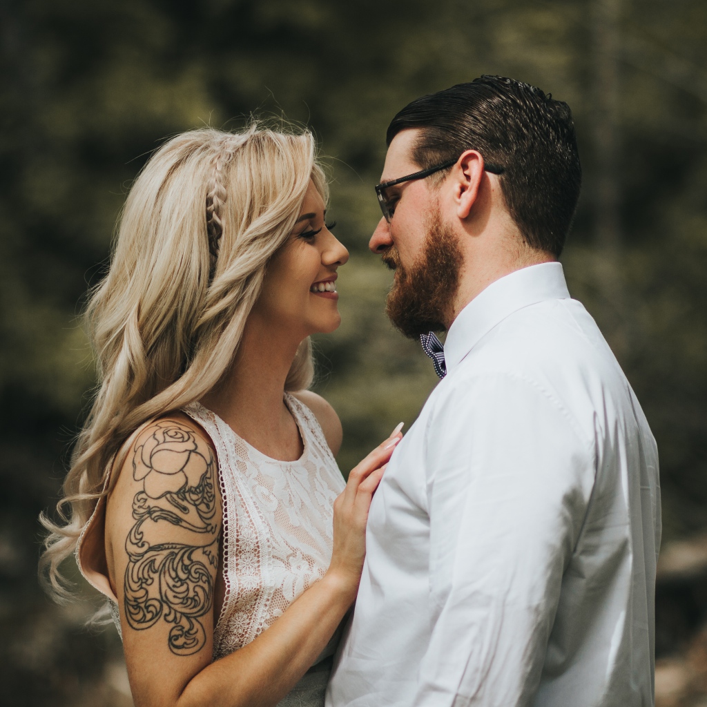 Влюбленная пара в белых нарядах 