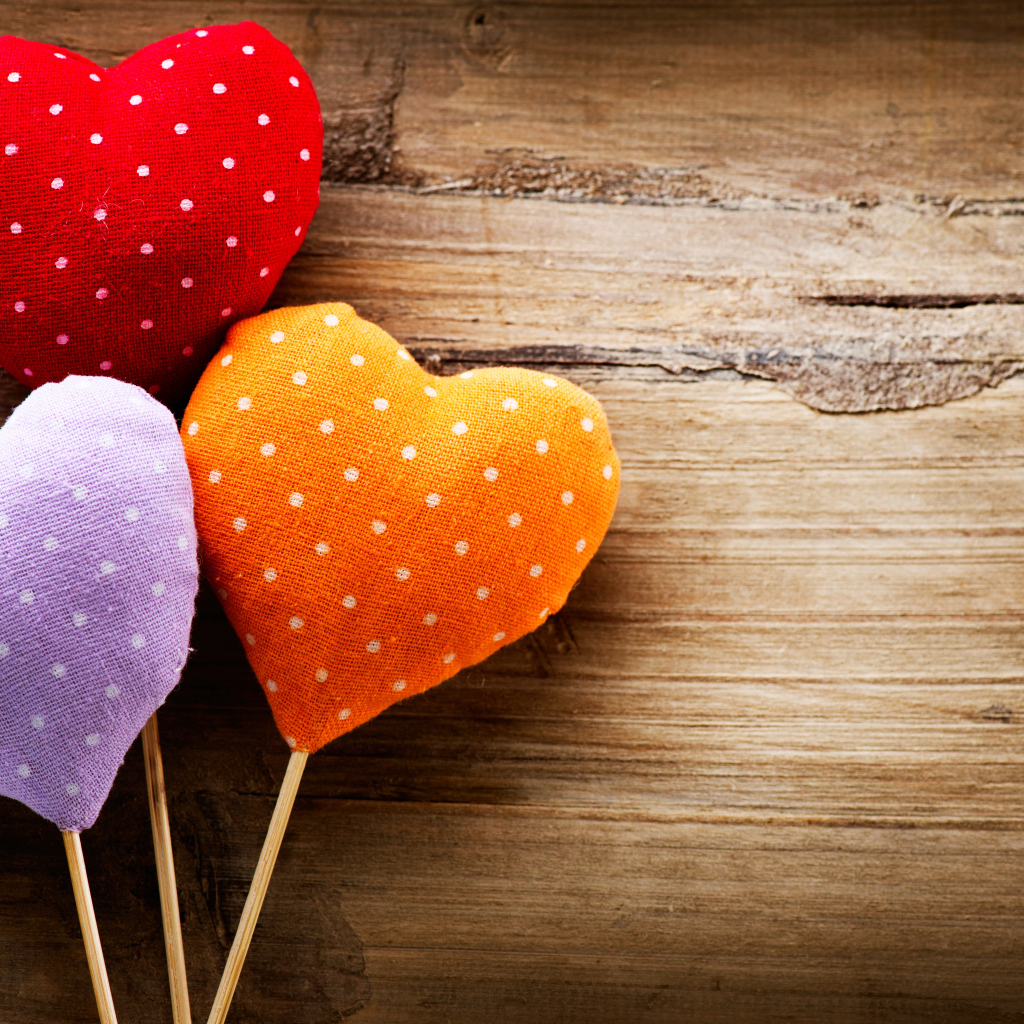 Сердечки из ткани на деревянных палочках