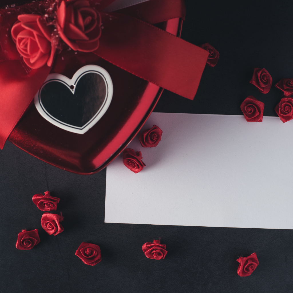 Подарочная коробка с листом бумаги и розами из ленты